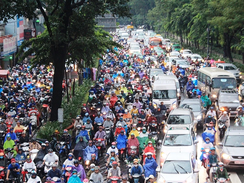 Tại đường Trần Quốc Hoàn, hàng ngàn phương tiện lưu chuyển khó khăn